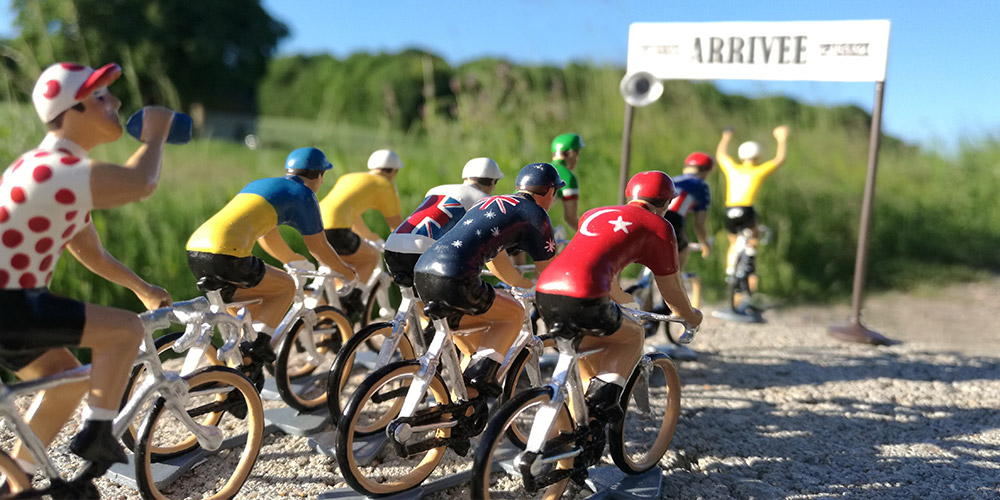 Au plat d'Etain - rue guisarde - parisLes cyclistes en plomb, non loin de l'arrivée. Mise en scène du côté de la Chapelle Saint-Robert à Hédouville.