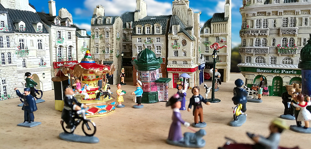 Mise en scène des beaux immeubles et boutiques de Paris avec des petits personnages en plomb.